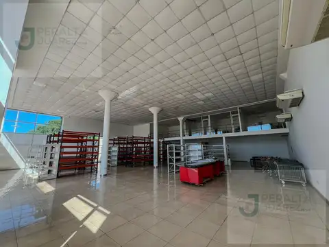 Local comercial con deposito en ALQUILER sobre autovia Ruta 11