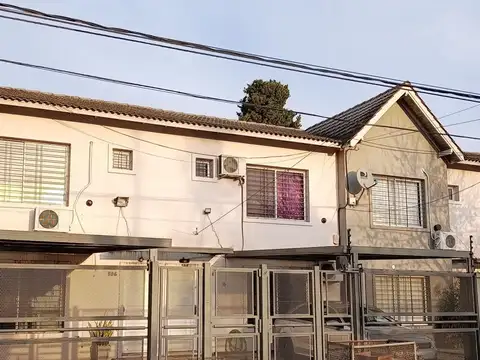 EXCELENTE DUPLEX DE 4 AMB CON JARDIN Y COCHERA. ITUZAINGO NORTE
