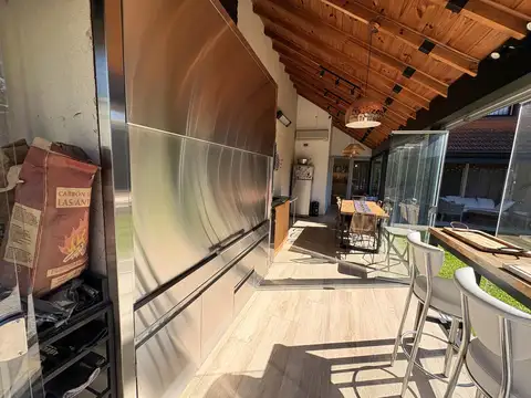 Casa en Alquiler con 2 cocheras