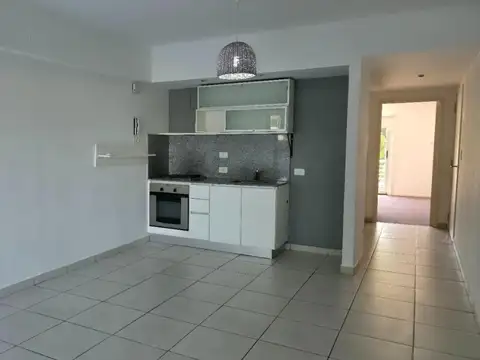 USD 750 ALQUILER ANUAL PB 2 AMB. Y MEDIO + PATIO C/ COCH.