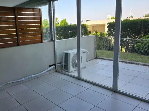 USD 700 ALQUILER ANUAL PB 2 AMB. Y MEDIO + PATIO C/ COCH.