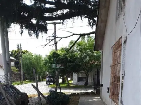 Casa sólida a la venta en Luis Guillon