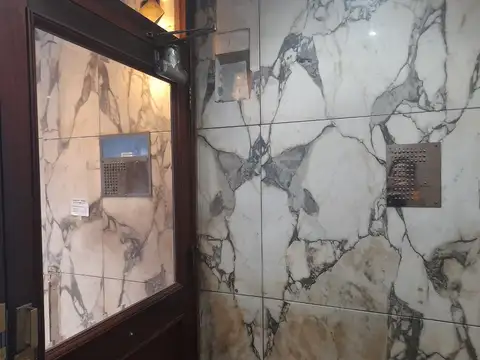 Azcuénaga 1000, Piso 1