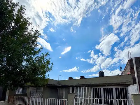 Casa con patio y garage