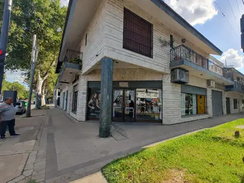 Casa con local comercial