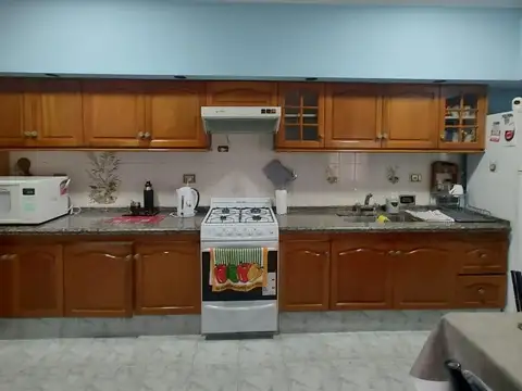 Casa con local comercial