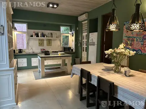 Casa 6 ambientes con 4 baños