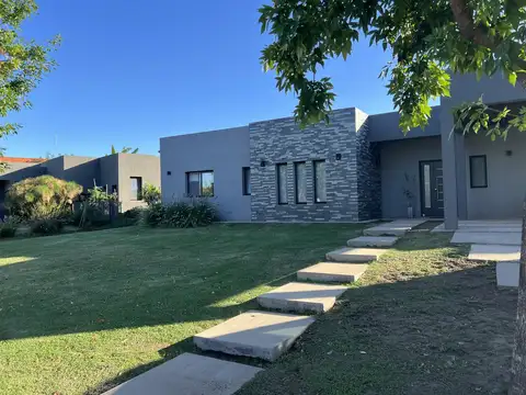 Casa 5 ambientes con 3 baños