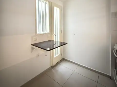 Alquiler monoambiente amplio con balcón y patio