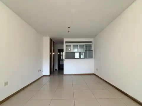 Alquiler monoambiente amplio con balcón y patio