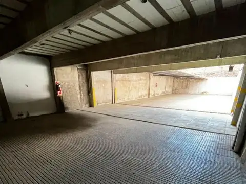 AMPLIO GALPÓN C/ OFICINA A MTS DE AV. VELEZ SARSFIELD. ALQUILER