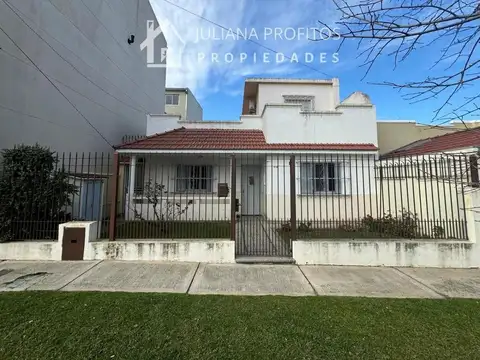 Casa de 5 Ambientes con Parque Fondo en Bernal Oeste