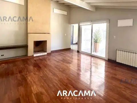 Casa en Alquiler con 2 cocheras