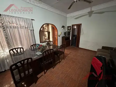 Casa en Venta con 2 cocheras