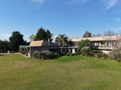 Casa en Venta con 3 cocheras
