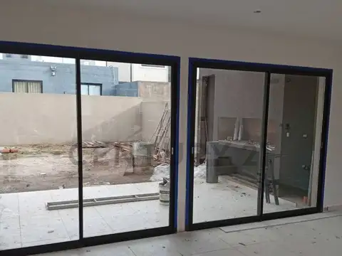 Casa en venta en Etapa 3, desarrollada sobre un lote de 256 m² con 140 m² cubiertos, diseñada con un