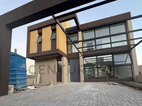 Casa en venta en Etapa 3, desarrollada sobre un lote de 256 m² con 140 m² cubier