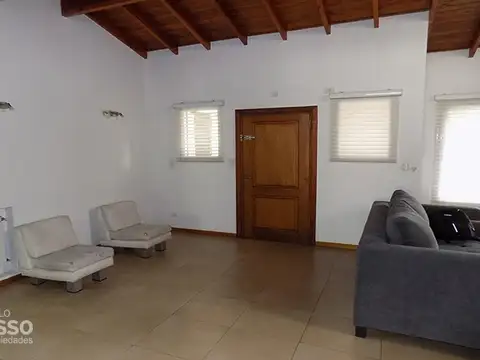 EXCELENTE CASA 4 AMBIENTES c/ PISCINA – Bº INGLES