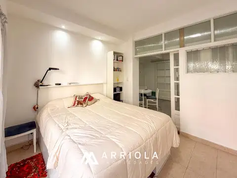 Monoambiente dividido, hecho a nuevo, con vista al mar.