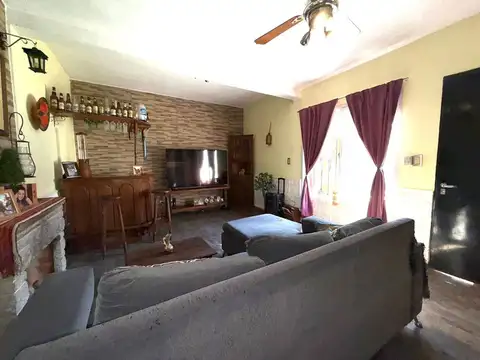 VENTA CASA-3 AMBTS.C/PQUE, PILETA, QUINCHO COCHERA