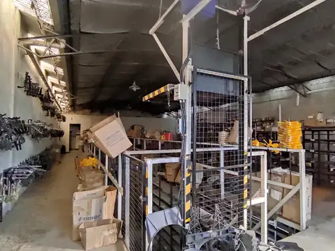 Local a la calle con depósito/galpón y oficinas. 400m² cubiertos. 10m de frente. Polo gastronómico