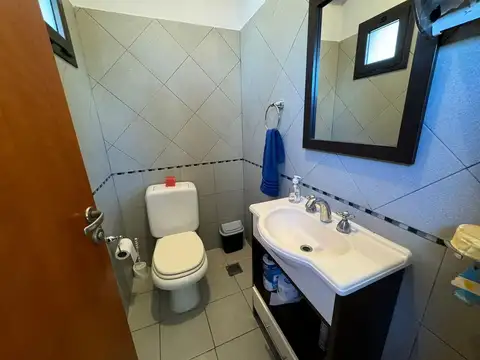 Casa en dos plantas con gran parque.