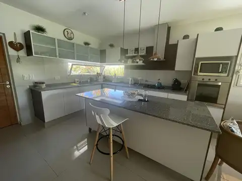 Casa en Venta con 4 cocheras