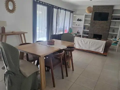 Casa 4 ambientes con 2 baños