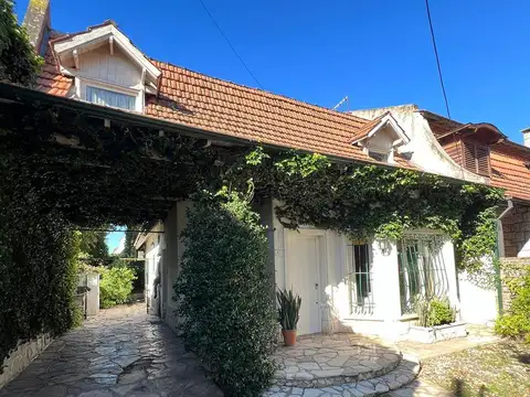 Chalet 3 ambientes con parque y pileta en venta en Ituzaingo