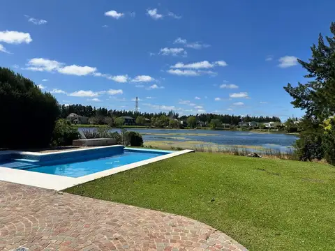 Casa en Alquiler con 3 cocheras