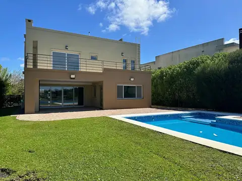 Casa 6 ambientes con 5 baños