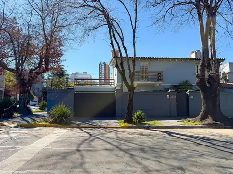 Casa en Venta Con 7 Dormitorios y Jardín - La Lucila, Vicente López