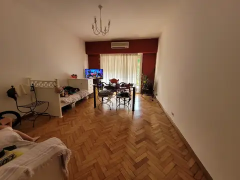 Amplio departamento de 2 ambientes con balcón. Vista abierta al oeste
