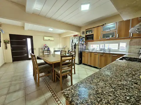Casa 5 ambientes con 3 baños