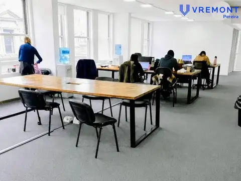 Reconquista al 600 | Microcentro | Oficina de 300 m2 c/ cochera | Alquiler