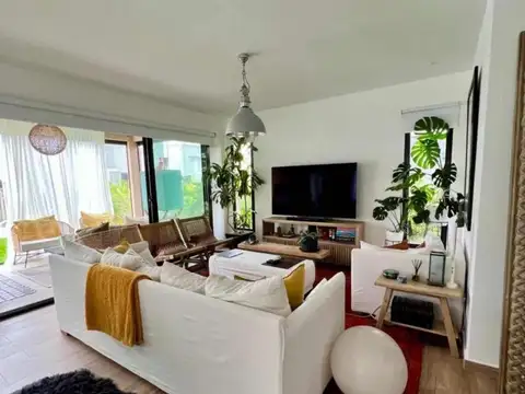 Casa 5 ambientes con 4 baños