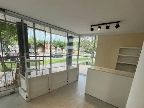 Local en Alquiler en Granadero Baigorria, $ 650.000