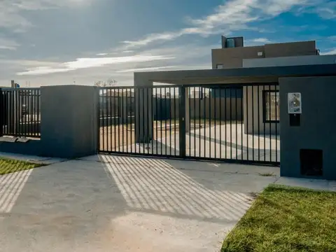 Venta de casa de dos dormitorios y pileta a estrenar - Financiación - Permuta