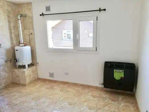 Excelente departamento de dos ambientes (en planta alta), sin patio y con estacionamiento.