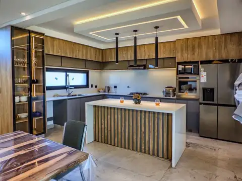 Casa 3 dormitorios con pileta, domótica y cochera doble en Docta Boulevard