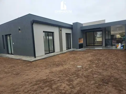 Casa en Venta con 3 cocheras