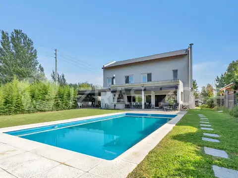 Casa en Venta con 2 cocheras