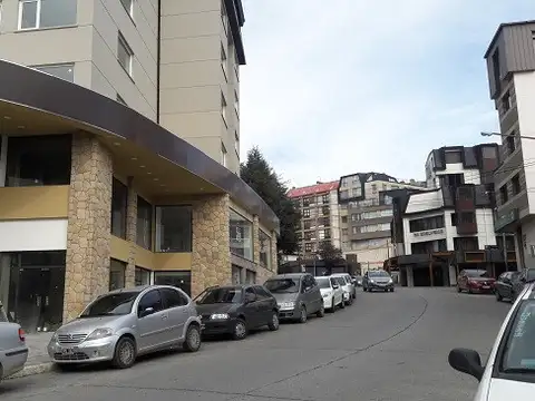 Excelente Local a metros del Centro Cívico. Superficie 50m2. Sin expensas, sólo luz aparte