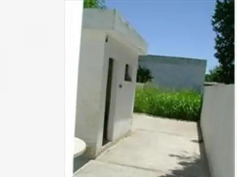 Casa y Local Comercial.Frente Plaza San Martin.Servicios.Con