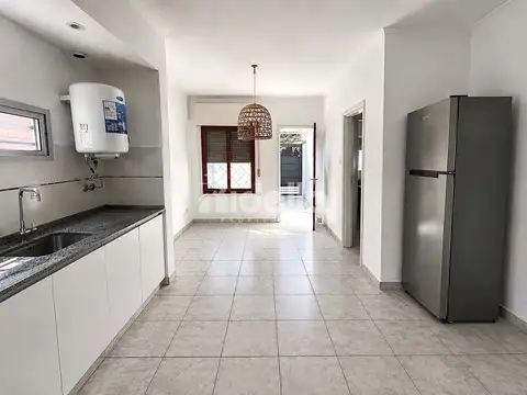 Casa reciclada de 2 dormitorios con parque y cochera - Berisso