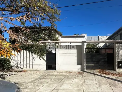 Casa reciclada de 2 dormitorios con parque y cochera - Berisso