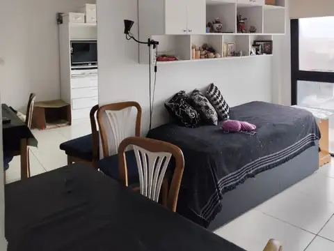 Monoambiente Super Luminoso, Ventilado y tranquilo. Se escuchan ofertas. Posibilidad de pagar 40.000 de contado y 10.000 de hipoteca privada.