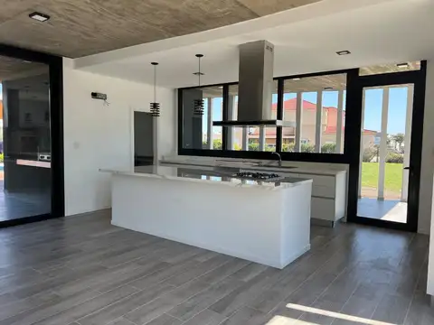 CASA EN VENTA 4 AMB. BARRIO LA PROVIDENCIA-CANNING