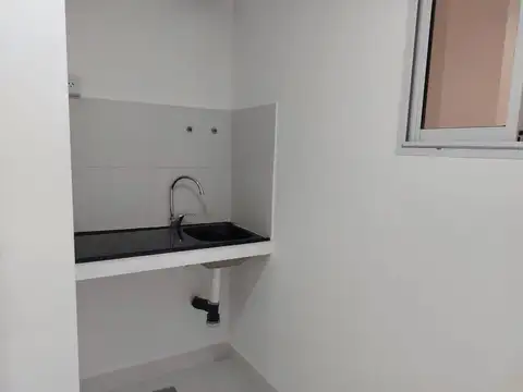 A CINCO CUADRAS DE LA ESTACIÓN MORÓN