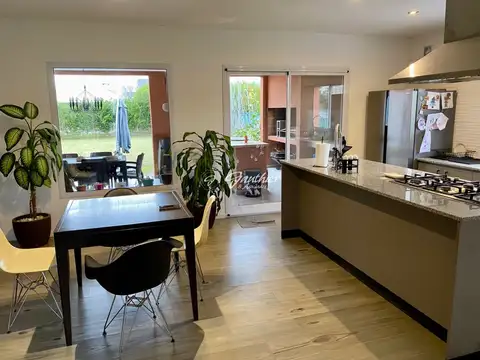 Casa 5 ambientes con 3 baños